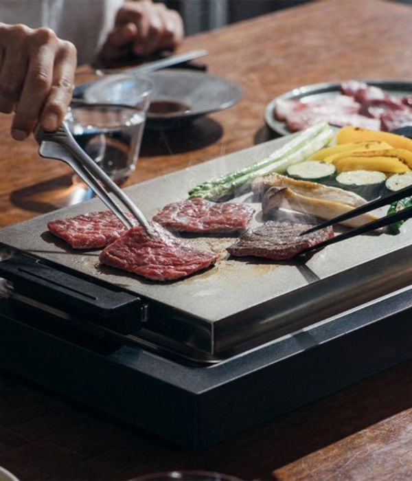 테이블 위에서 조리되는 프리미엄 다이닝 요리 컷